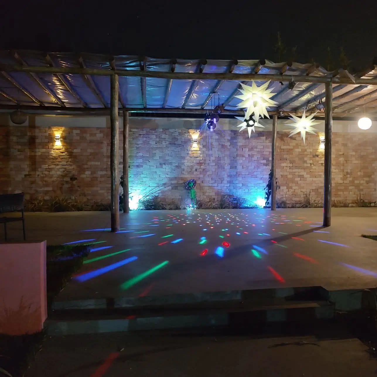 Pista de dança iluminada à noite