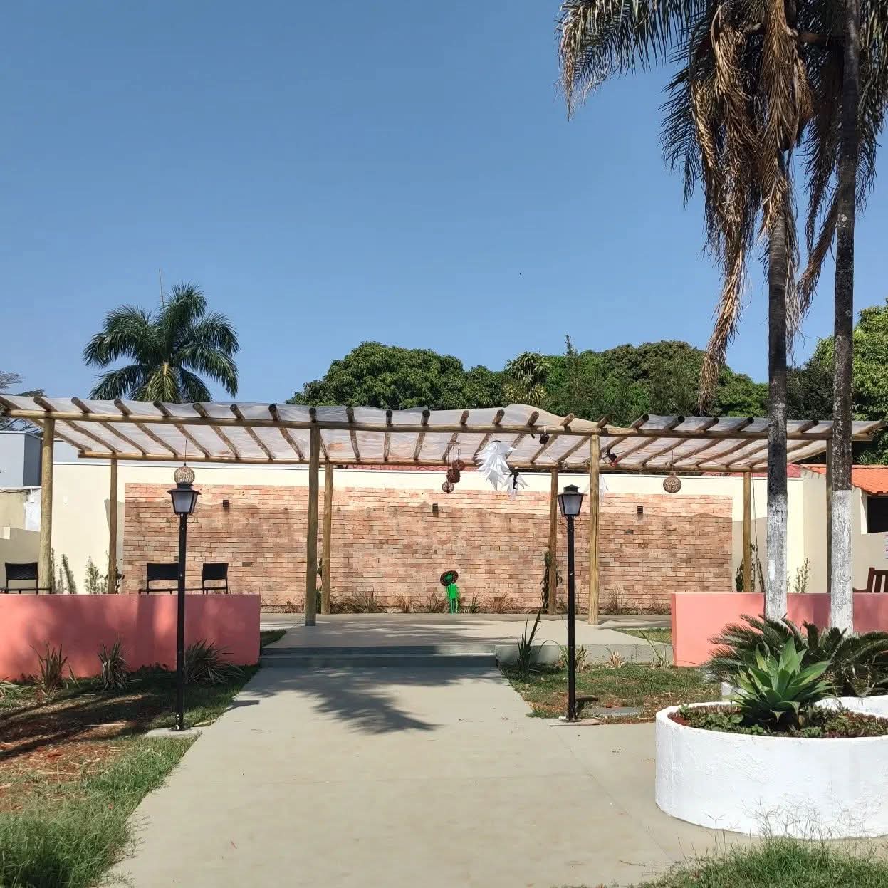 Entrada e pérgola do espaço