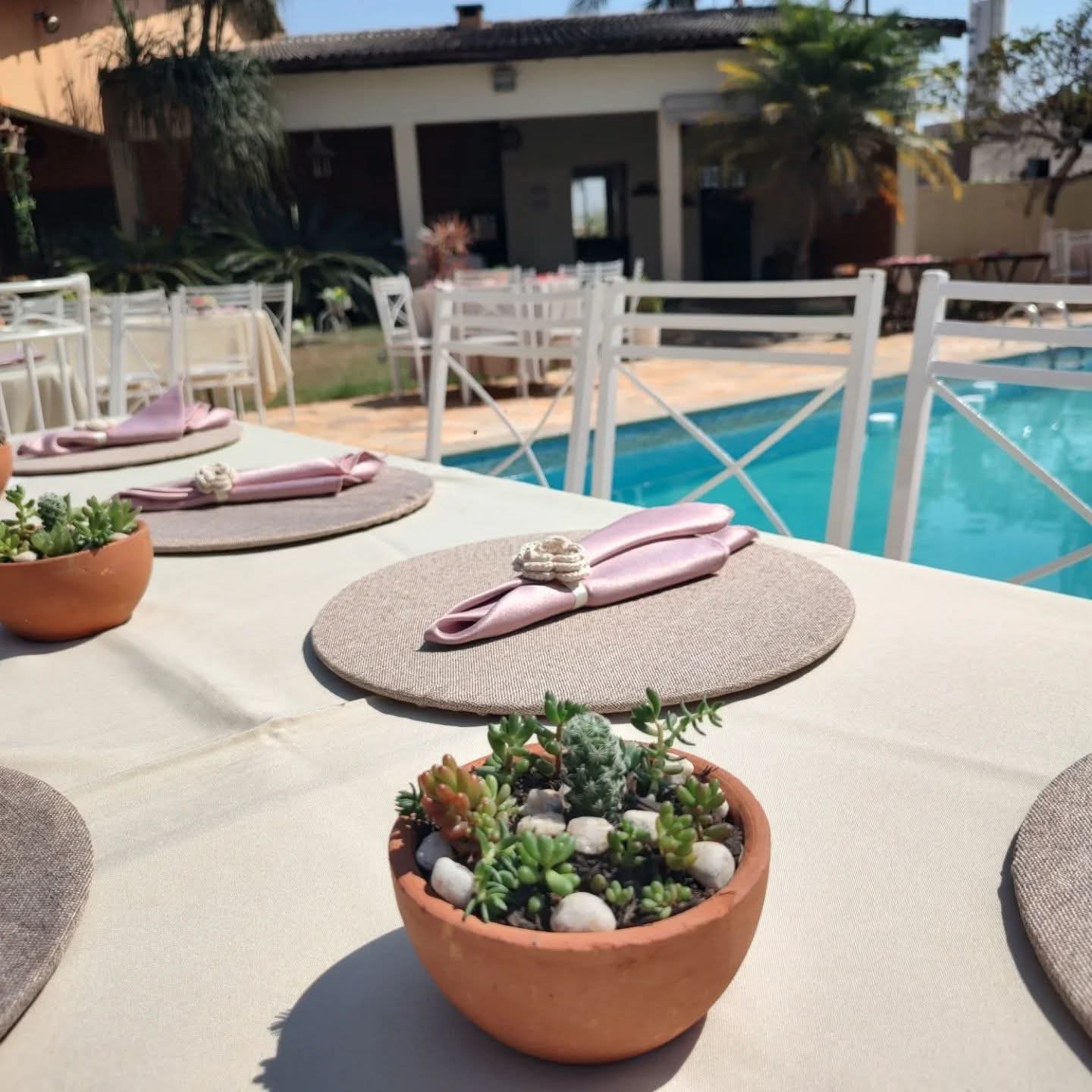 Mesa posta ao lado da piscina